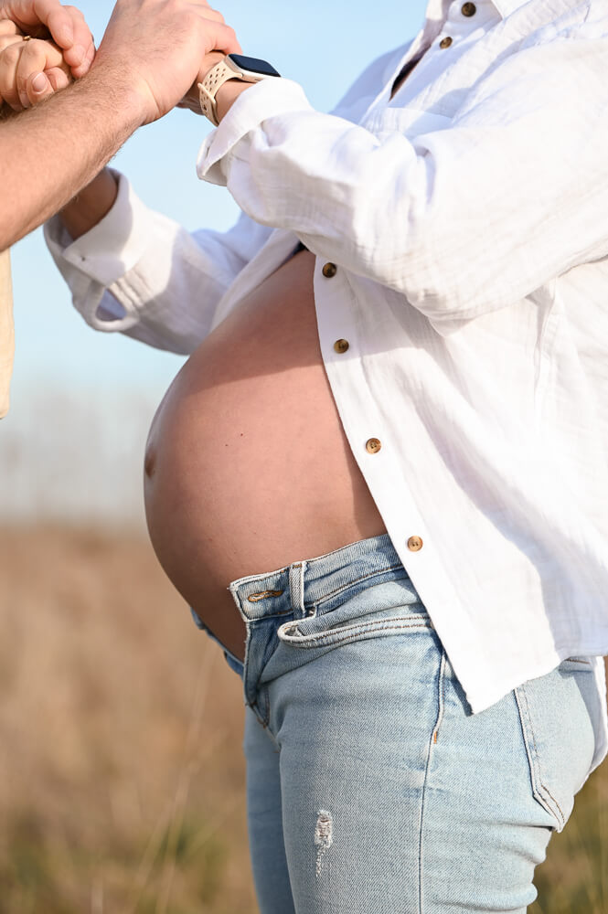 Ein schöner Babybauch bei einem Familienshooting in Rostock