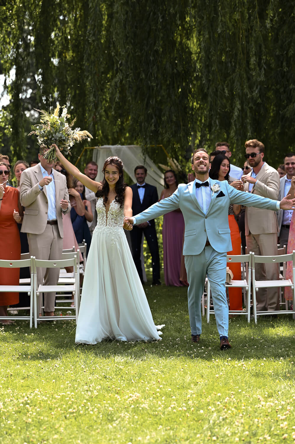 Braut und Bräutigam nach der Trauung bei einem Hochzeitsshooting in Rostock
