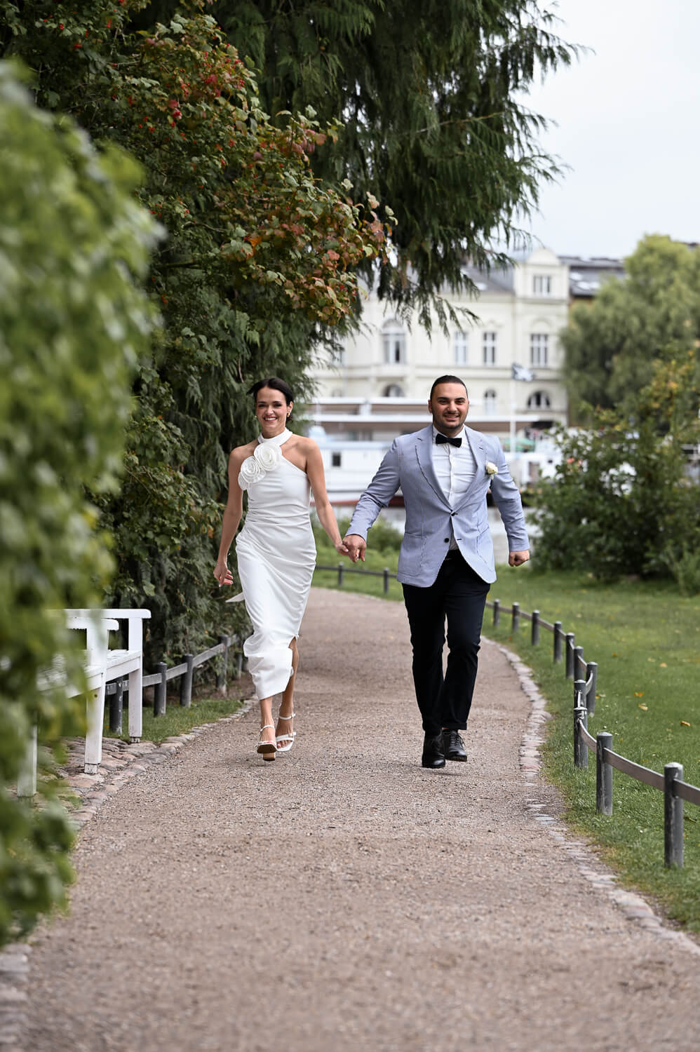 Das Brautpaar läuft Seite an Seite bei einem Hochzeitsshooting in Rostock