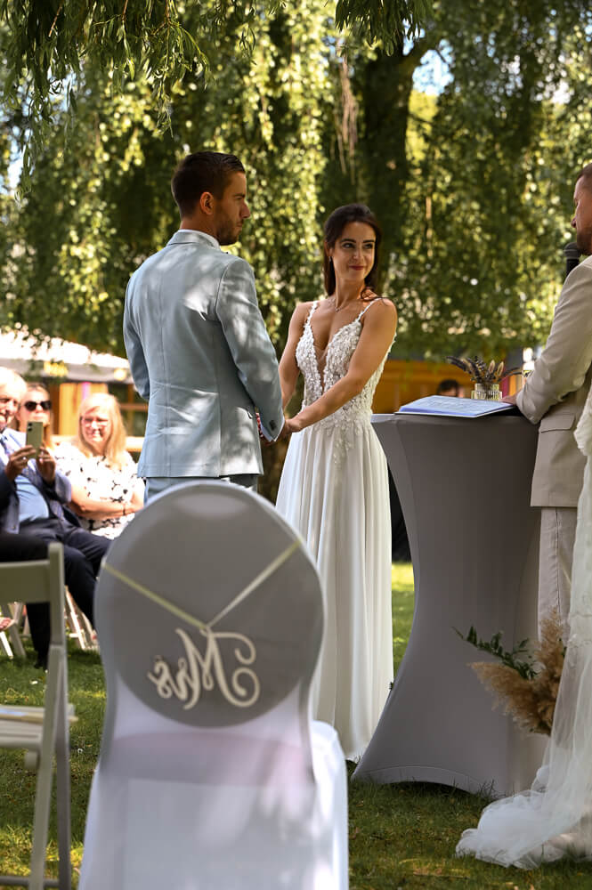 Kurz vor dem großen Moment: Ein Brautpaar vor dem Altar bei einem Hochzeitsshooting in Rostock