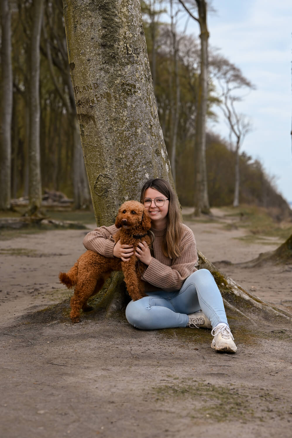 Hund mit Frauchen am Baum bei Tiershooting mit Hund in Rostock