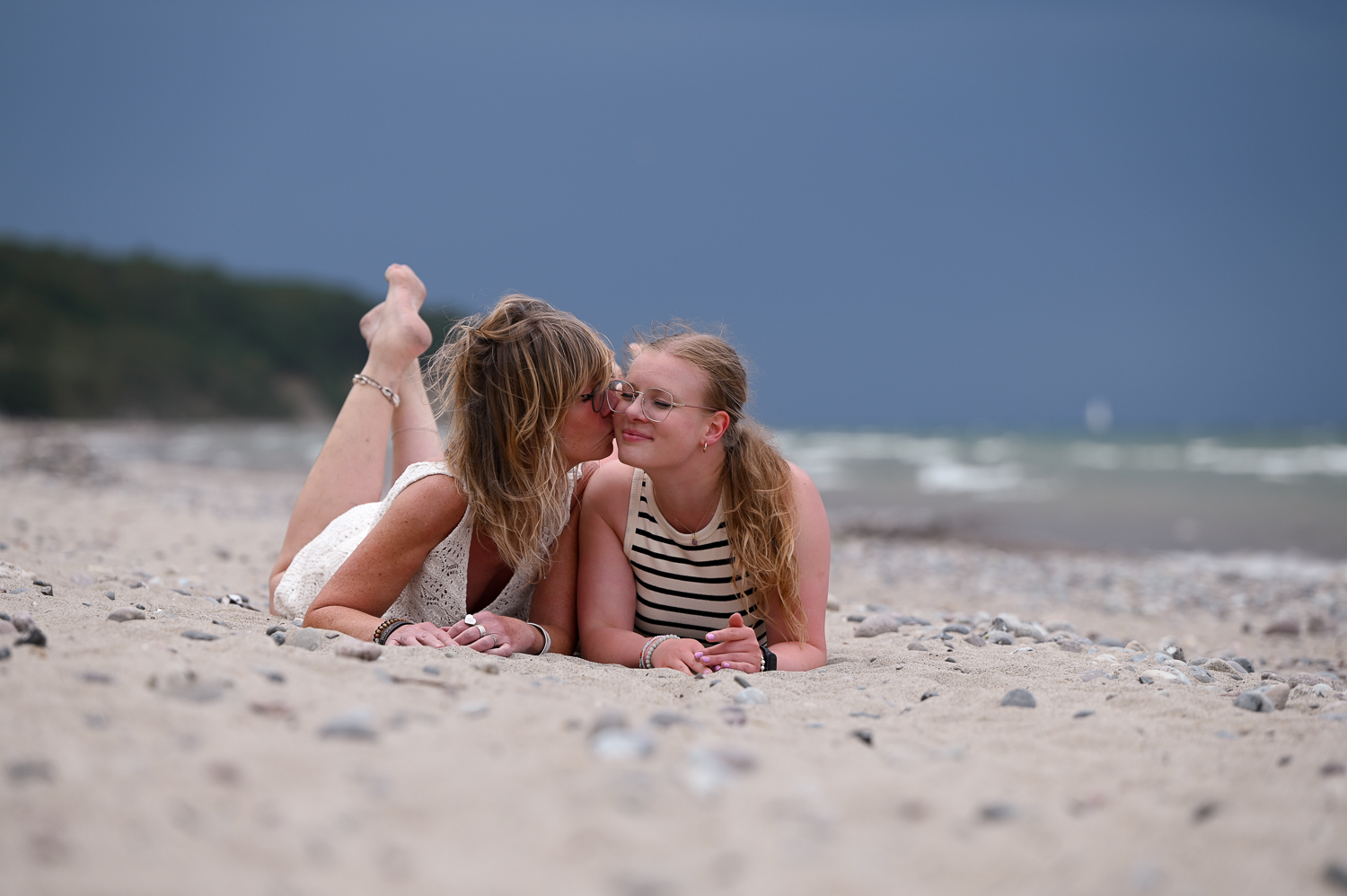 Mama und Tochter am Strand bei einem Familienshooting in Rostock