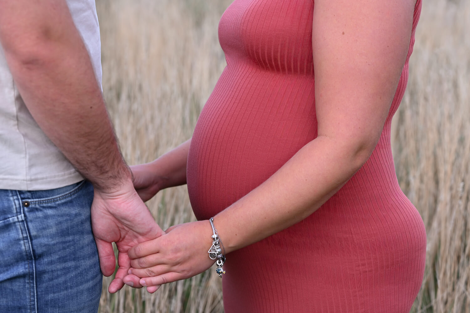 Eine Detailaufnahme von einem hübschen Babybauch bei einem Familienshooting in Rostock - Familienfotografie