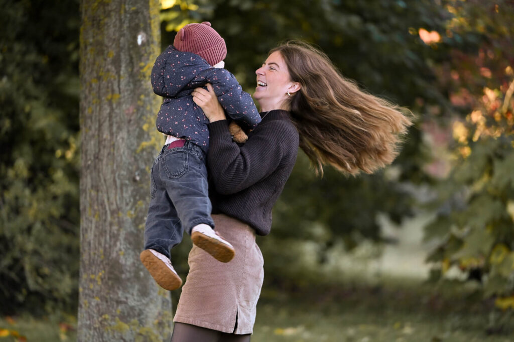 Eine Mama und ihr Kind haben Spaß bei einem Familienshooting in Rostock